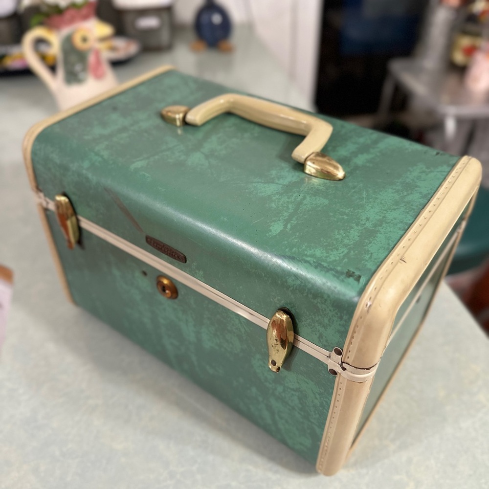 Mid Century Samsonite train case. Burmuda Green - Style 5112